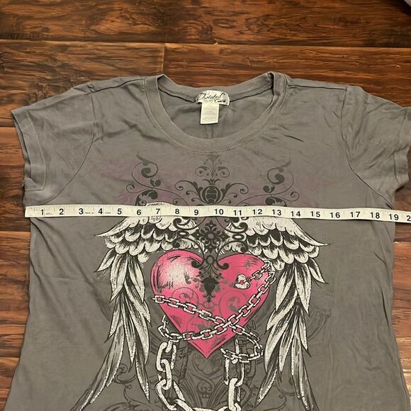 Y2K Gray Heart Wings Graphic Shirt 2000’s - Picture 5 of 7